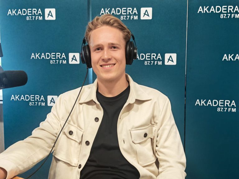 Wojtek Kalbarczyk w studio Radio Akadera