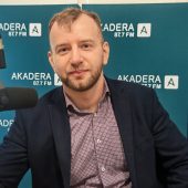 Jacek Stolarski w studio radia Akadera