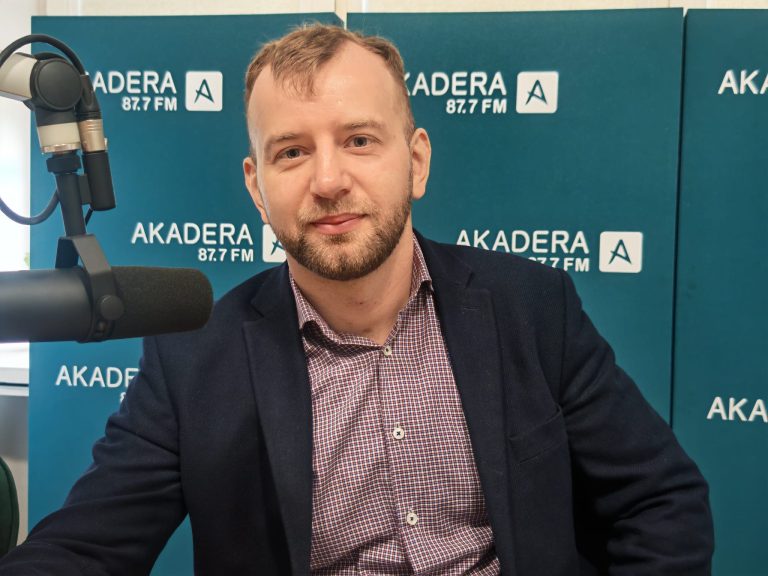 Jacek Stolarski w studio radia Akadera