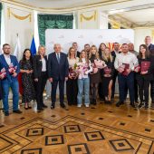 Nagrodzeni sportowcy, pozują do zdjęcia z prezydentem