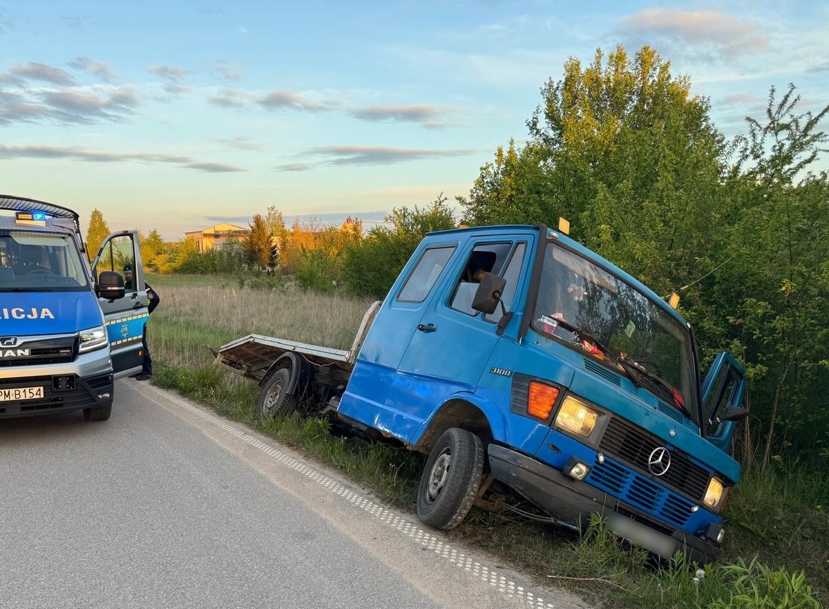 Auto w rowie po pościgu.