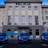 Komenda Wojewódzka Policji w Białymstoku ściana frontowa, przed budynkiem stoją trzy samochody policyjne osobowe