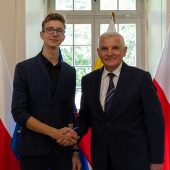 Jakub Klimiuk i Tadeusz Truskolaski uśmiechnięci podają sobie dłonie
