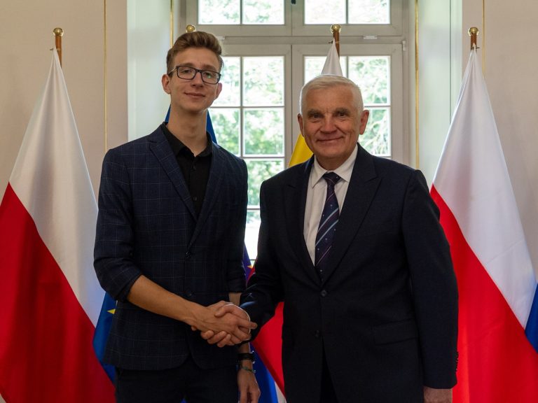Jakub Klimiuk i Tadeusz Truskolaski uśmiechnięci podają sobie dłonie