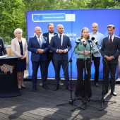 Konferencja na świeżym powietrzu.