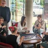 Uczestnicy 3 forum siedzą i dysktują