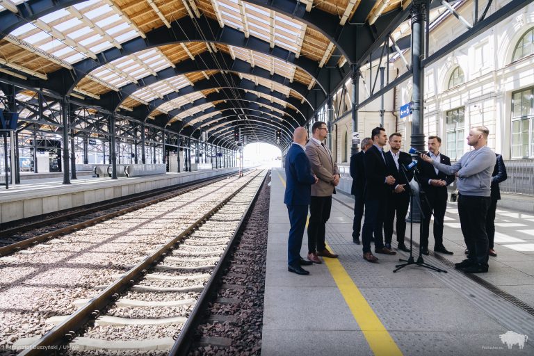 Na dworcu trwa konferencja prasowa.
