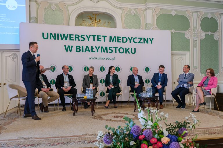 Ludzie na konferencji.