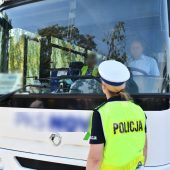 Policja stoi przed autokarem.