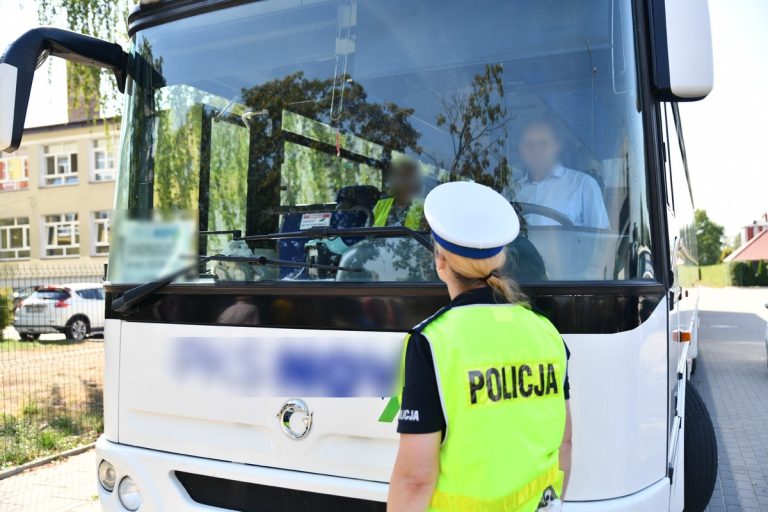 Policja stoi przed autokarem.