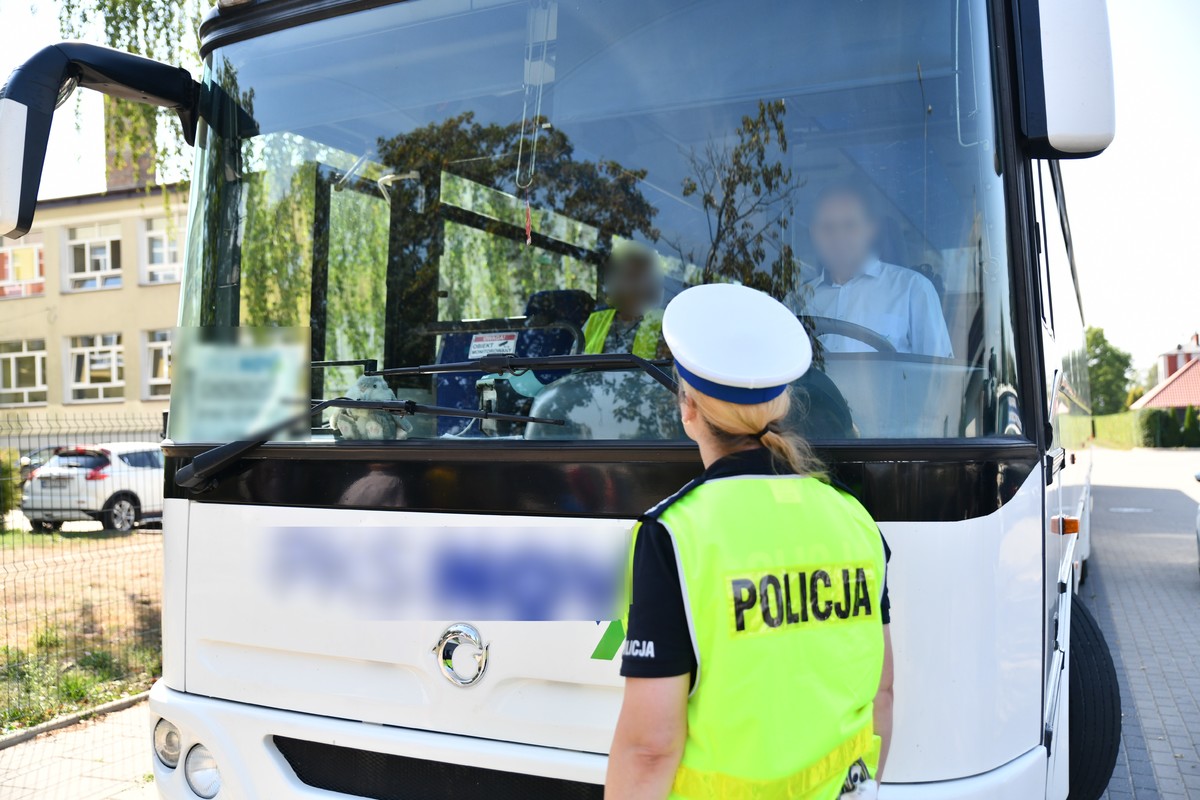 Policja stoi przed autokarem.
