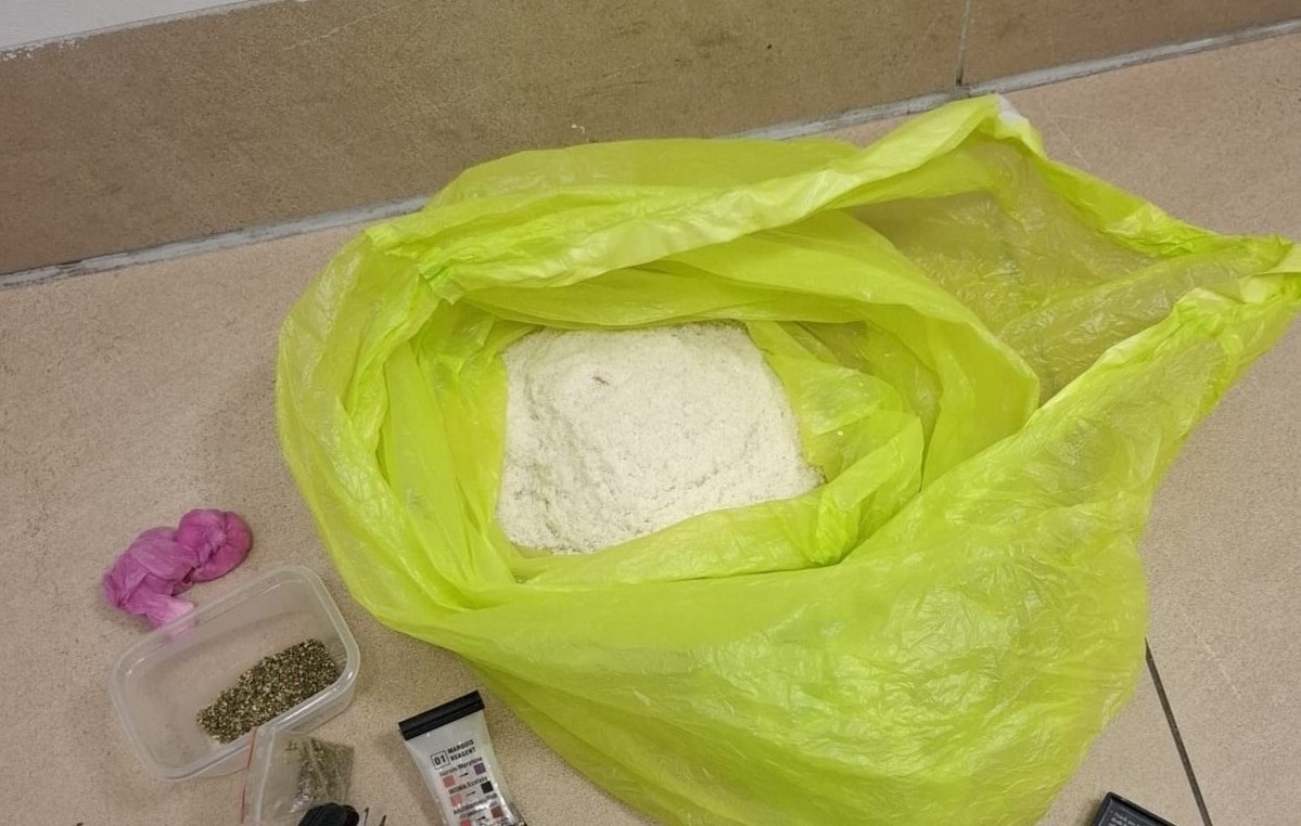 Biały proszek w żółtej torebce.