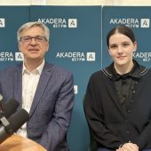 Julia Maksimowicz i prof. Bogusław Butryło siedzą razem w studiu Radia AKADERA podczas nagrania wywiadu. W tle widoczne logo AKADERA 87.7 FM.