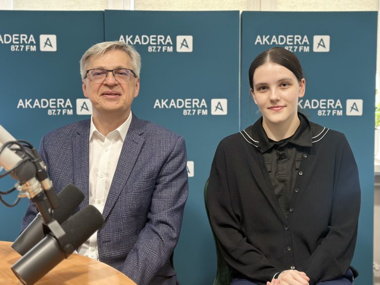 Julia Maksimowicz i prof. Bogusław Butryło siedzą razem w studiu Radia AKADERA podczas nagrania wywiadu. W tle widoczne logo AKADERA 87.7 FM.