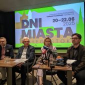 Cztery osoby na konferencji prasowej.