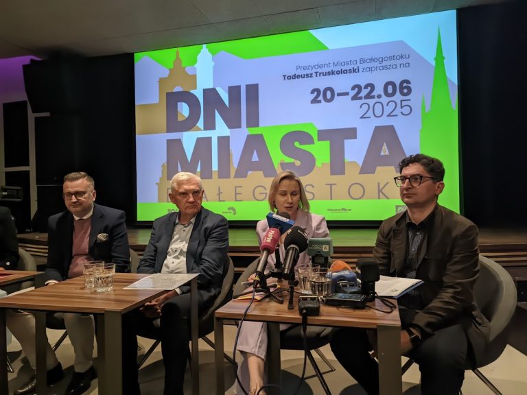 Cztery osoby na konferencji prasowej.