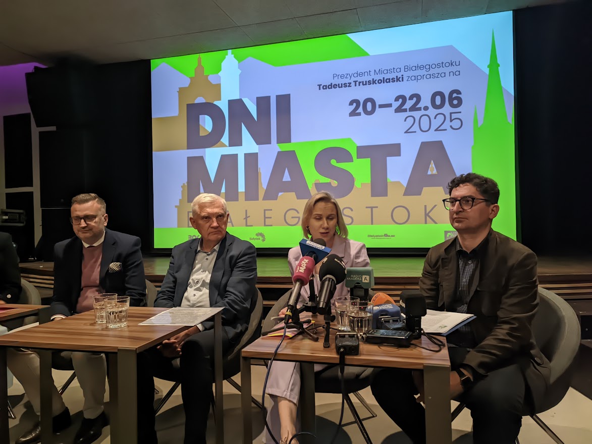 Cztery osoby na konferencji prasowej.