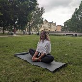 Kobieta ćwiczy jogę w parku.