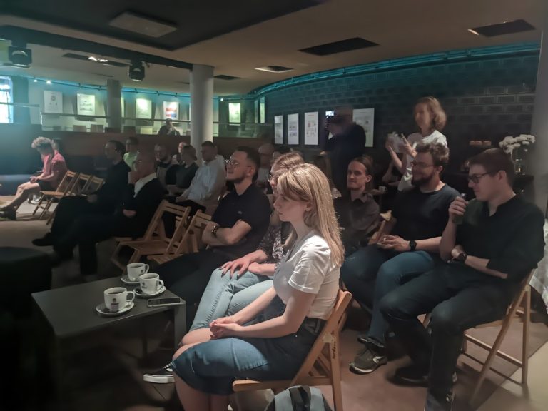 Prelekcja mężczyzny w kawiarni.