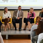 Ludzie na konferencji z młodzieżą.