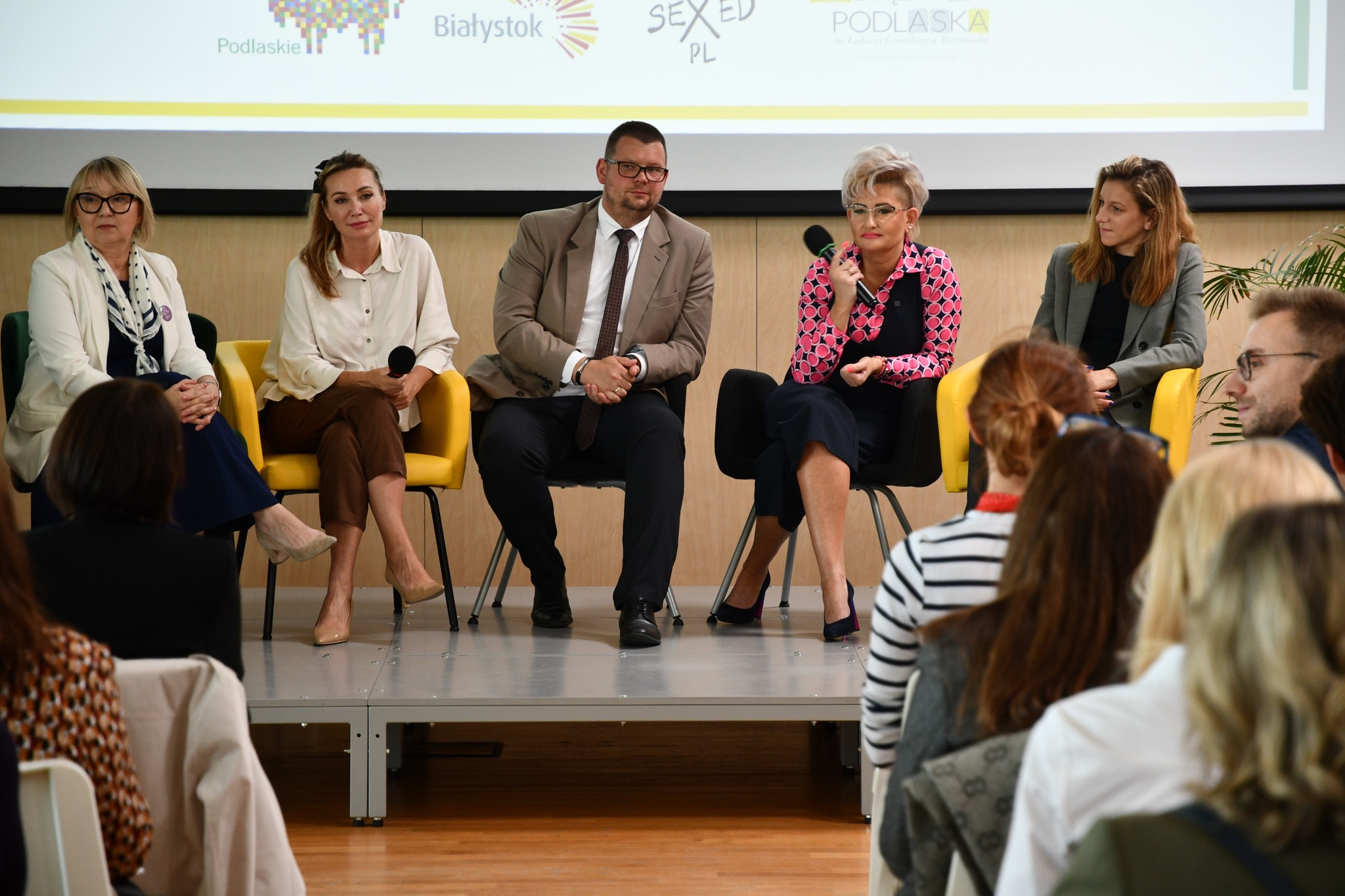 Ludzie na konferencji z młodzieżą.