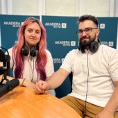 Ewa Tatarczyk i Szymon Podziewski siedzą przy stole radiowym w studiu Radia Akadera. Oboje mają na szyi słuchawki i uśmiechają się do obiektywu. W tle ścianka z logo Akadera 87.7 FM.