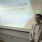 Kobieta prowadzi wykład.