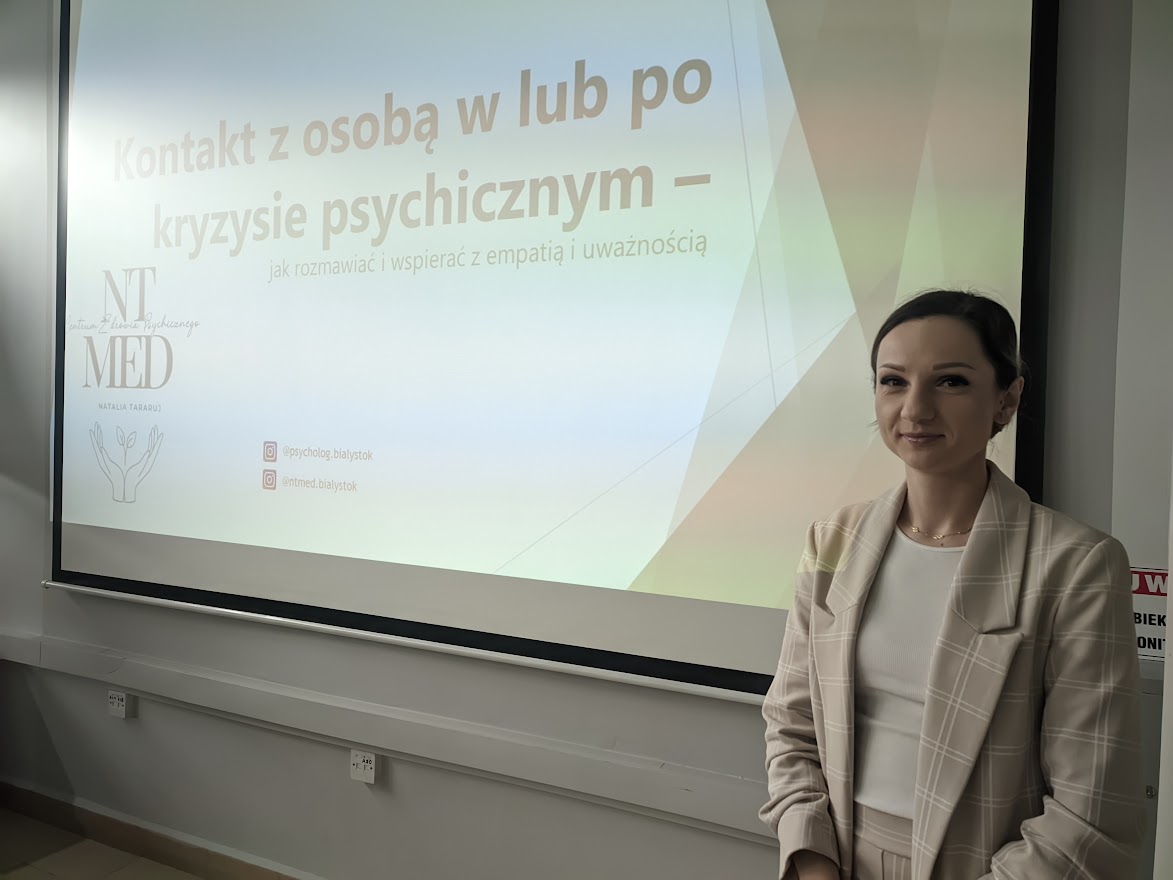 Kobieta prowadzi wykład.