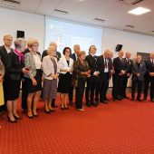 Na zdjęciu widzimy uczestników uroczystości wręczenia Krzyży Wolności i Solidarności, odznaczeń przyznawanych przez Prezydenta RP osobom zasłużonym w działalności opozycyjnej w PRL. W centrum wyróżnionych znalazł się prof. Zdzisław Falicki – lekarz, naukowiec i działacz podziemnej „Solidarności”, który w latach 80. aktywnie wspierał osoby represjonowane oraz współpracował ze środowiskiem opozycyjnym w Białymstoku. Uroczystość miała podniosły i symboliczny charakter, podkreślając rolę odwagi, solidarności i zaangażowania w dążeniu do wolnej Polski.