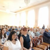 Zdjęcie bardzo dobrze oddaje atmosferę wydarzenia – skupienie uczestników, różnorodność wiekową gości oraz kameralny charakter spotkania. Idealnie uzupełni relację z XII Ogólnopolskiego Konkursu Literackiego im. Anny Markowej.