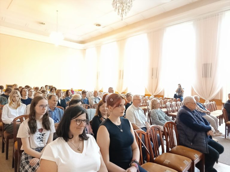 Zdjęcie bardzo dobrze oddaje atmosferę wydarzenia – skupienie uczestników, różnorodność wiekową gości oraz kameralny charakter spotkania. Idealnie uzupełni relację z XII Ogólnopolskiego Konkursu Literackiego im. Anny Markowej.