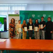 Na zdjęciu uwieczniono uroczystość zakończenia roku akademickiego w Akademickim Związku Sportowym Politechniki Białostockiej. Wyróżnieni studenci trzymają dyplomy, co świadczy o docenieniu ich sportowych osiągnięć. Obecni są również opiekunowie i przedstawiciele władz uczelni. Uroczysta atmosfera, uśmiechy i tło z logotypami AZS oraz PB podkreślają rangę wydarzenia i zaangażowanie społeczności akademickiej w rozwój sportu.