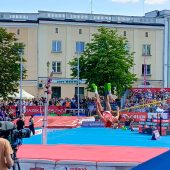 Zdjęcie doskonale oddaje atmosferę i emocje Mityngu Lekkoatletycznego 2025 w Białymstoku. Świetnie widać zaangażowanie zawodników, obecność mediów oraz dużą frekwencję kibiców.