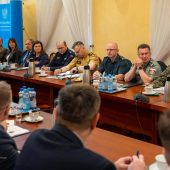 uczestnicy konferencji bezpieczne wakacje, przy stole.