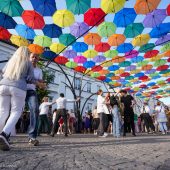 Ludzie tańczą, pod parasolami przy ul. Kilińskiego