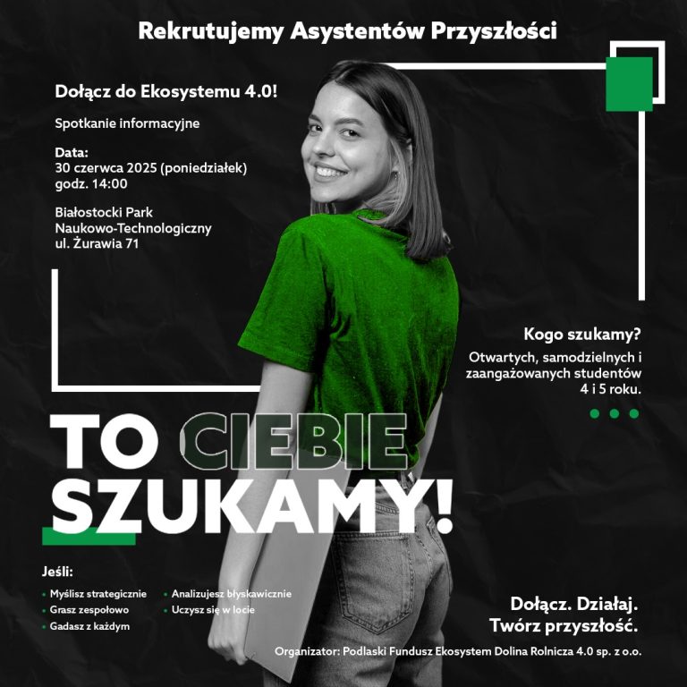 Czarno białe zdjęcie uśmiechającej się dziewczyny z pokolorowanym na zielono t-shirtem