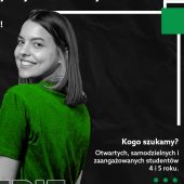 Czarno białe zdjęcie uśmiechającej się dziewczyny z pokolorowanym na zielono t-shirtem