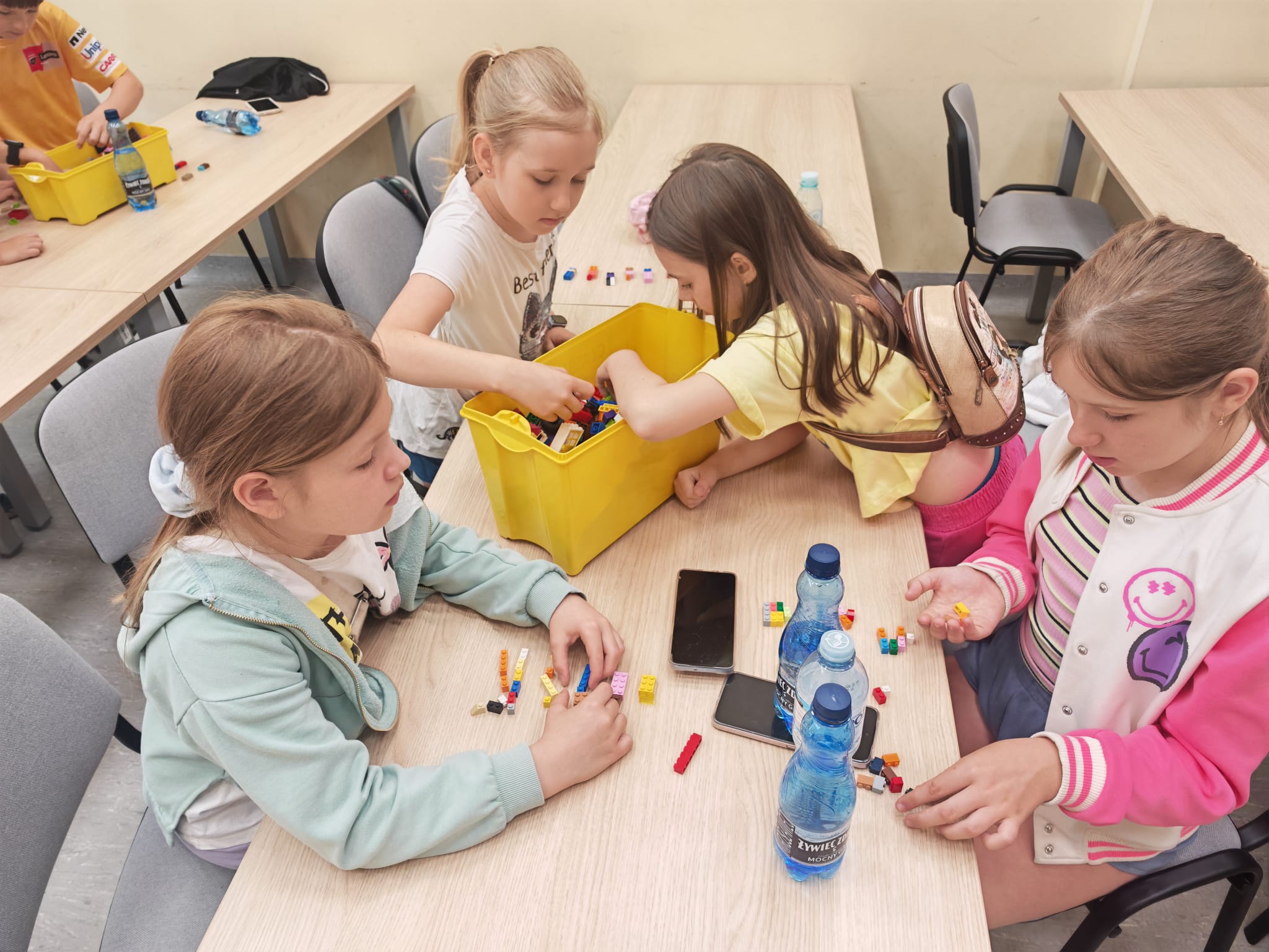 Dzieci układają lego