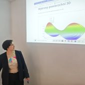 Małgorzata Wyrwas i jej prezentacja na rzutniku