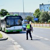 policjant na buspasie zatrzymuje autobus