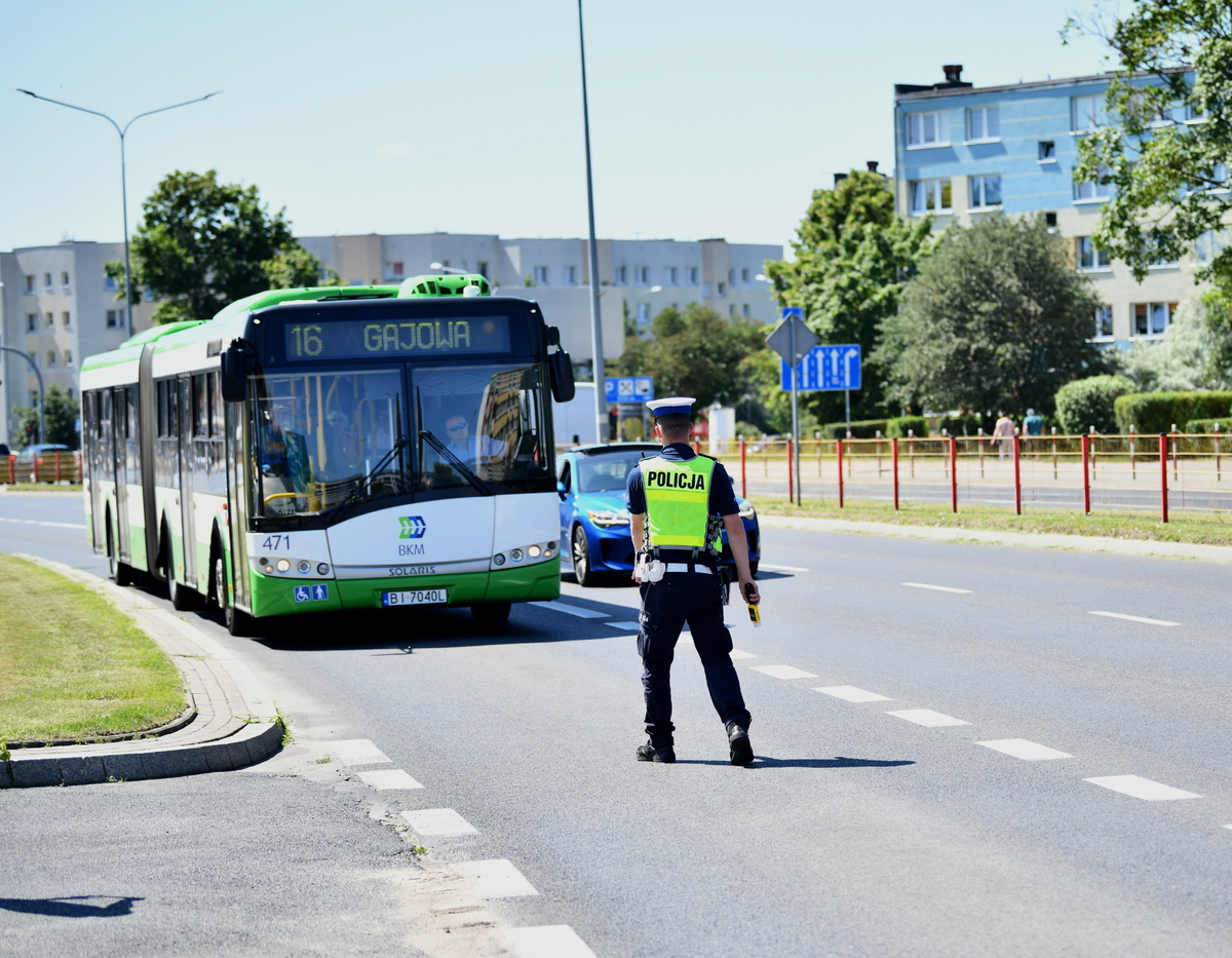 policjant na buspasie zatrzymuje autobus