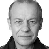 czarno białe zdjęcie portretowe Wojciecha Szelachowskiego