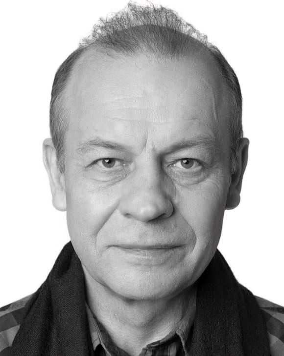 czarno białe zdjęcie portretowe Wojciecha Szelachowskiego