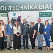 Uczestnicy konferencji na ściance