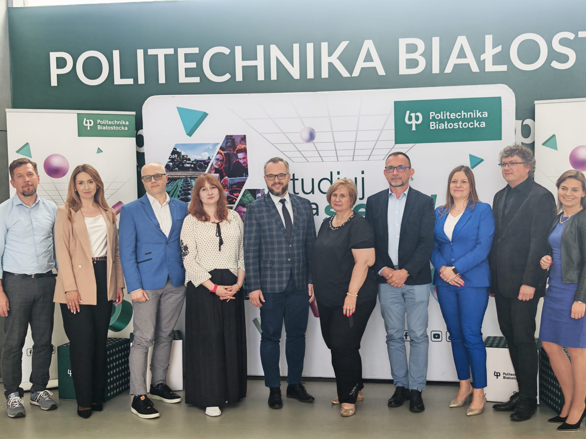 Uczestnicy konferencji na ściance
