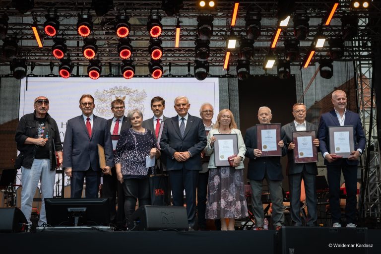 Wyróżnieni nagrodą na scenie w towarzystwie prezydenta