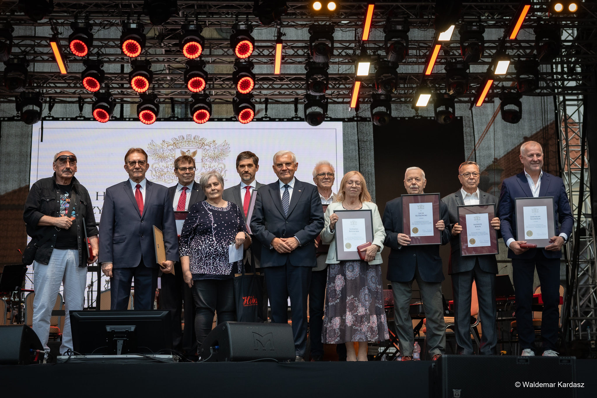 Wyróżnieni nagrodą na scenie w towarzystwie prezydenta