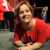 Joanna Kołaczkowska i pozostali członkowie Kabaretu Hrabi pozują razem na scenie podczas Festiwalu Kabaretu w Zielonej Górze, stojąc przed drewnianym tłem.