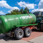 ciagnik rolniczy z cysterna z napisem woda