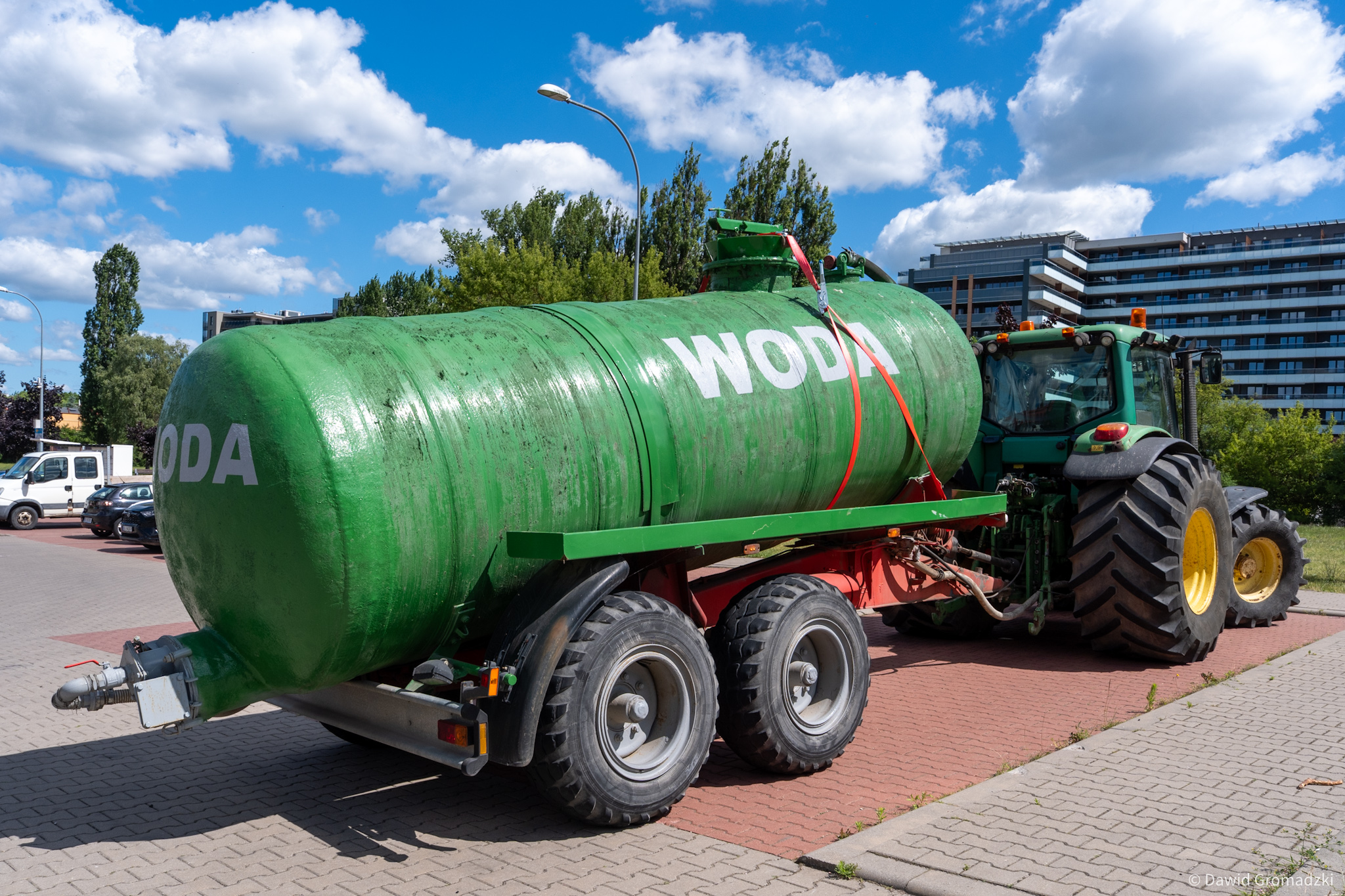 ciagnik rolniczy z cysterna z napisem woda